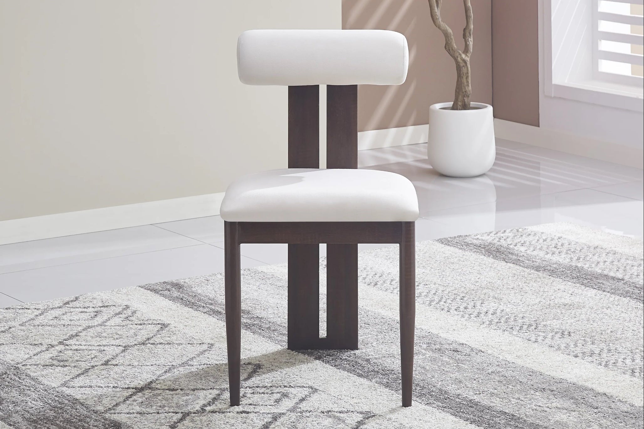 Chaise TIFFANY – Pied effet noyer & velours beige SKU 129