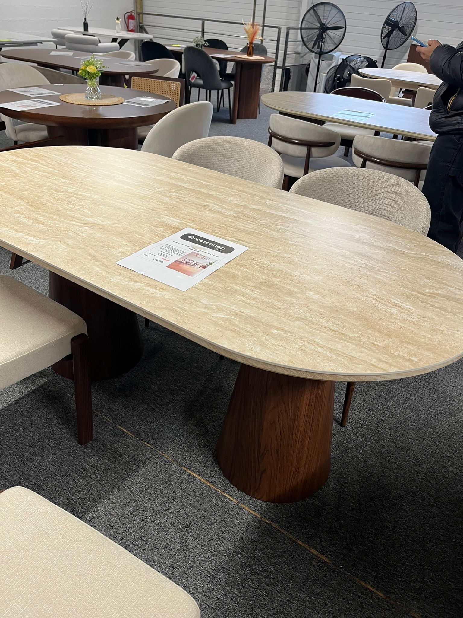 Table à manger ICONIC plateau en céramique effet travertin - Pieds noyer sku 63.