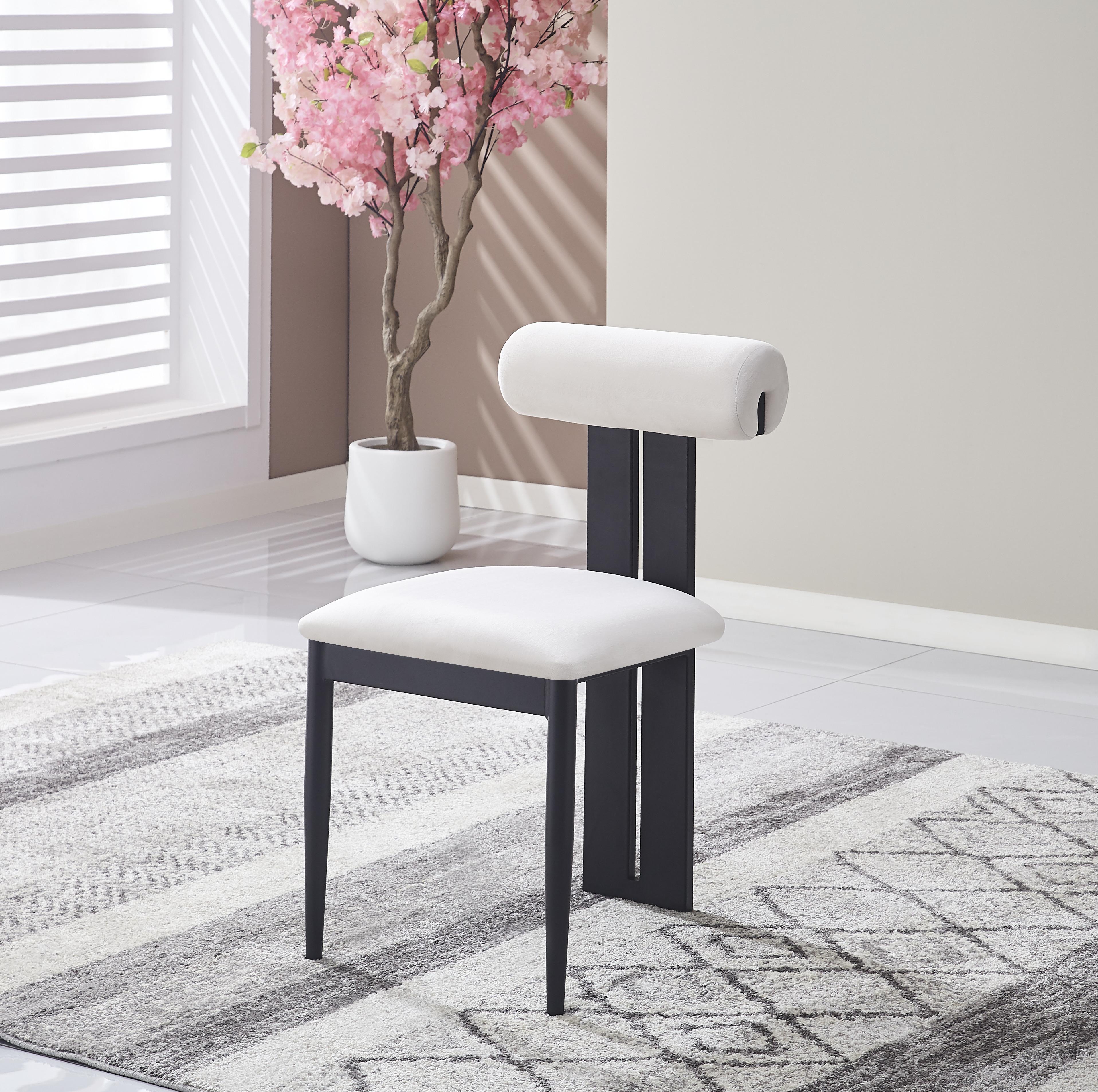 Chaise Tiffany – Pied métal noir velours beige REF 125.