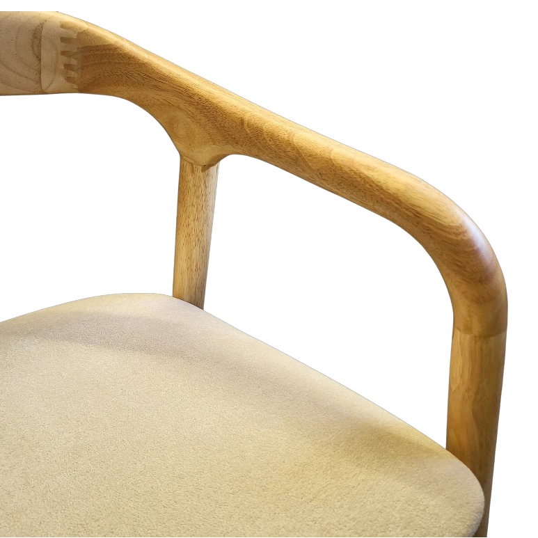 Détail de l’accoudoir et de l’assise de la chaise CARLYON en bois massif