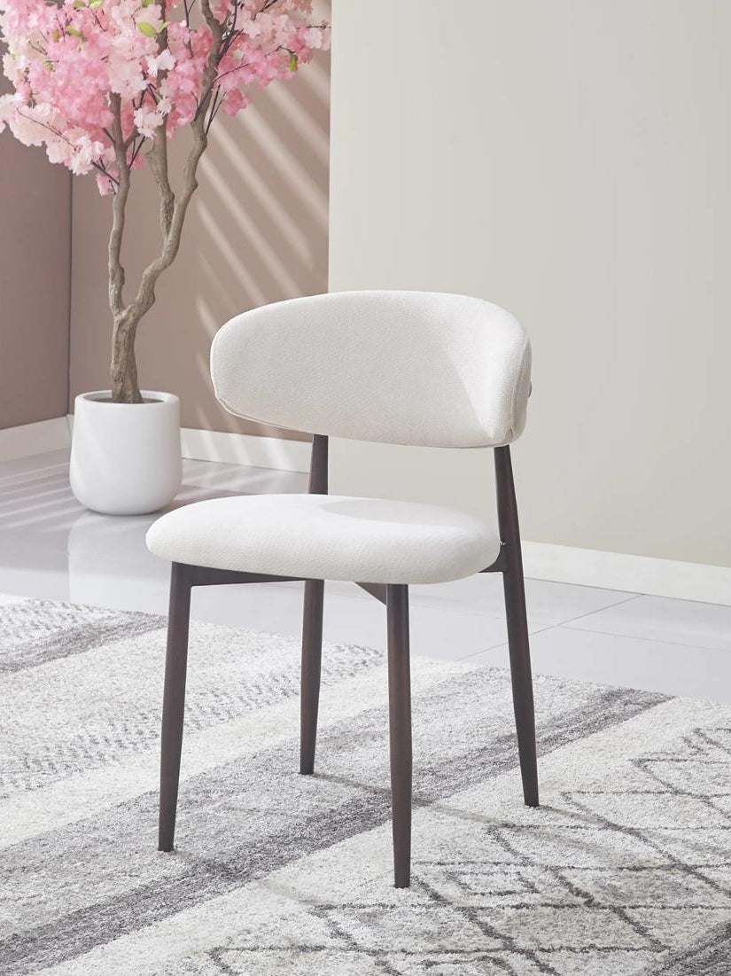 Chaise Lucile en velours beige avec pieds effet noyer en mise en scène - directcanap