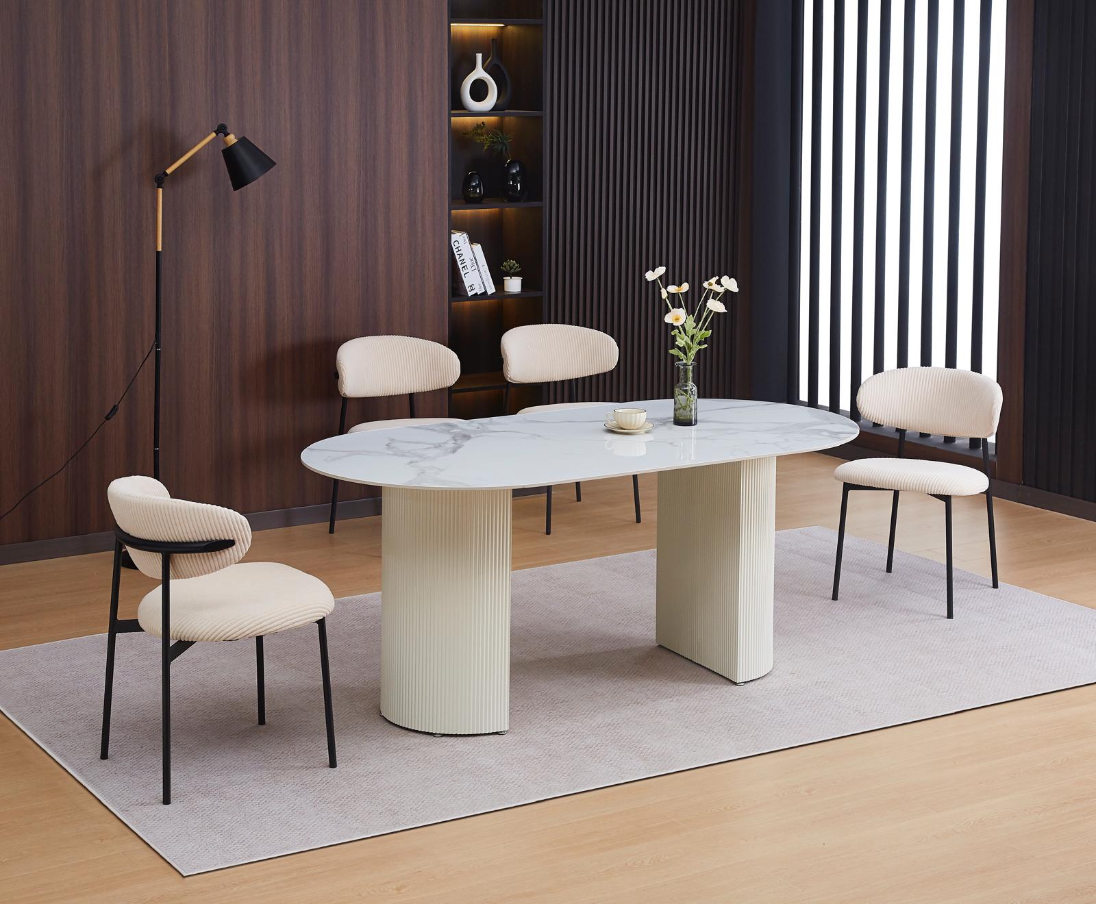 Chaise LULU avec assise côtelée beige et pieds en métal noir vue d’ensemble dans un salon