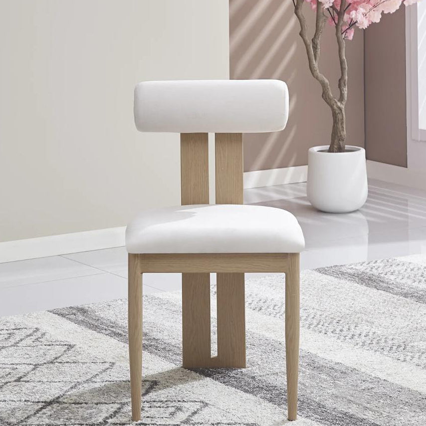 Chaise Tiffany velours beige avec pieds effet bois en scène dans un intérieur moderne - directcanap