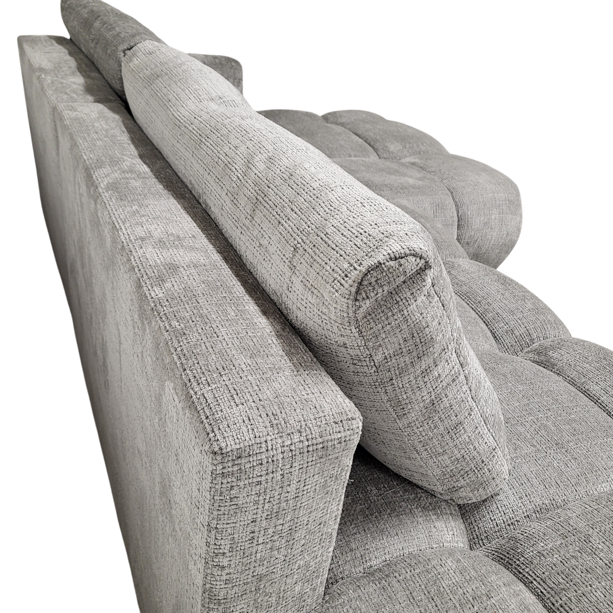 Détail de l’accoudoir rembourré du canapé Milano