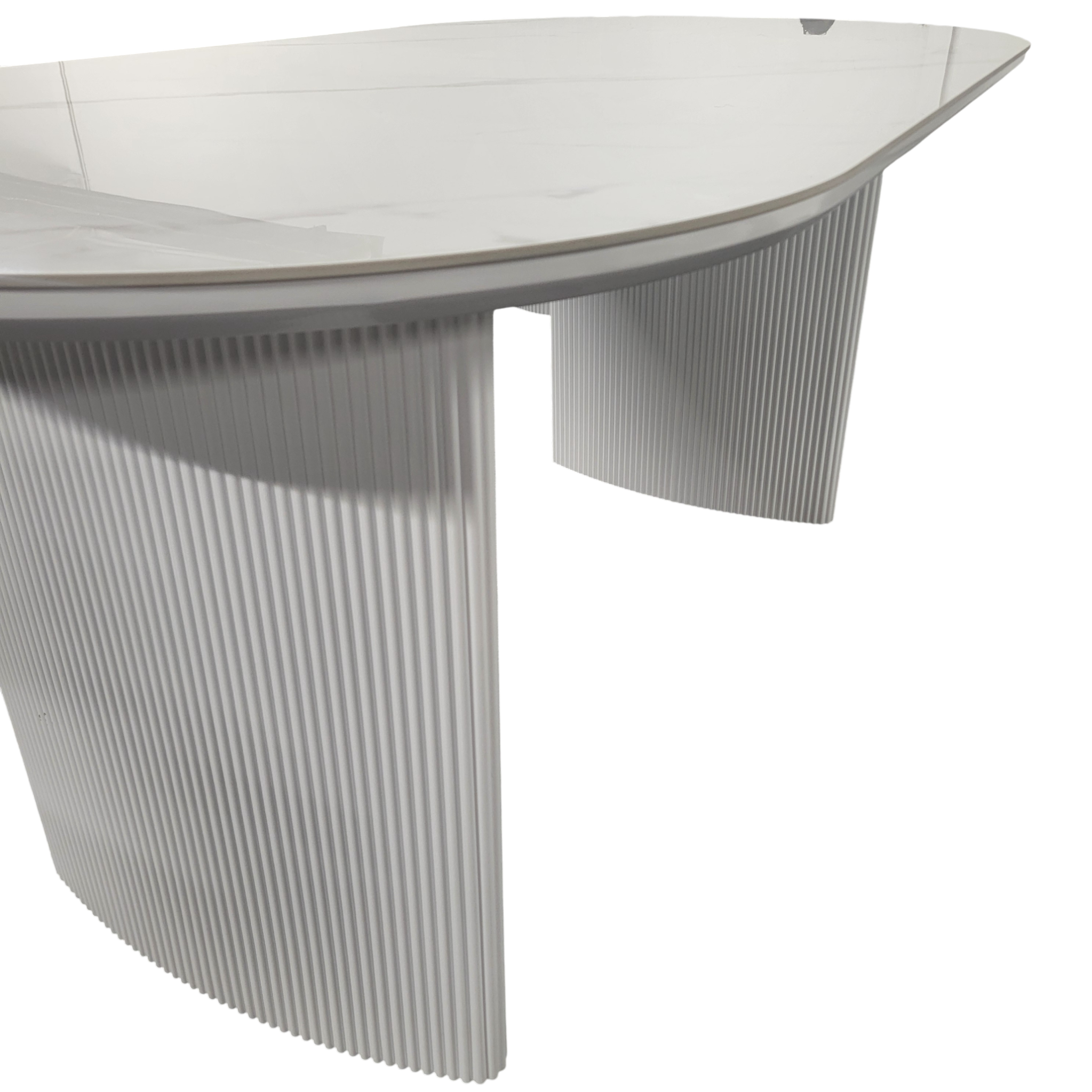 Gros plan sur la table Joséphine en céramique 180 cm montrant les pieds cannelés gris