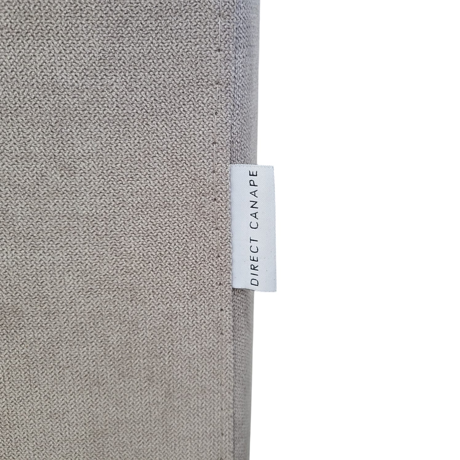 Détail du tissu beige du canapé Toskana - texture et étiquette