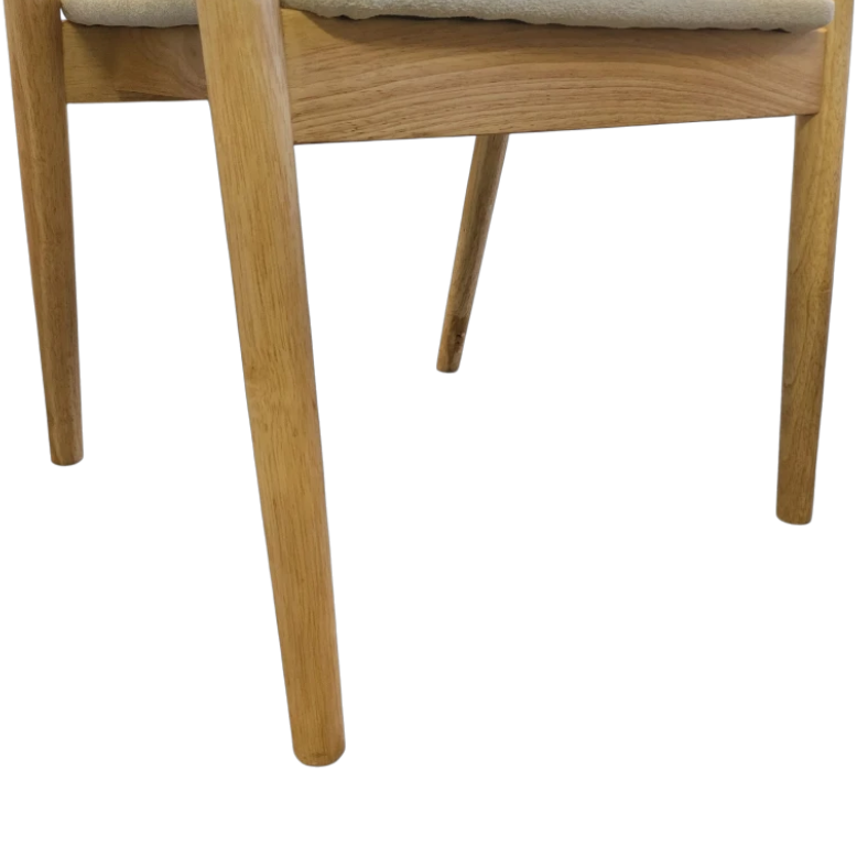 Détail de l’assise et des pieds de la chaise CARLYON en bois massif