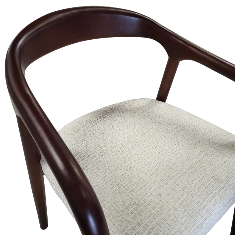 Chaise CARLYON en noyer massif avec tissu Marbella beige vue sur les accoudoirs