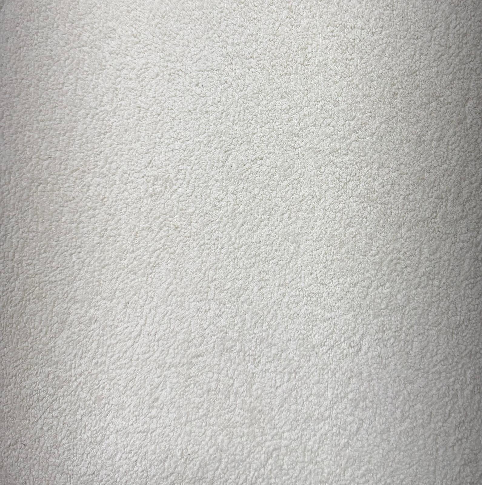 Détail du velours peau de pêche beige de la chaise IRINA avec pied travertin